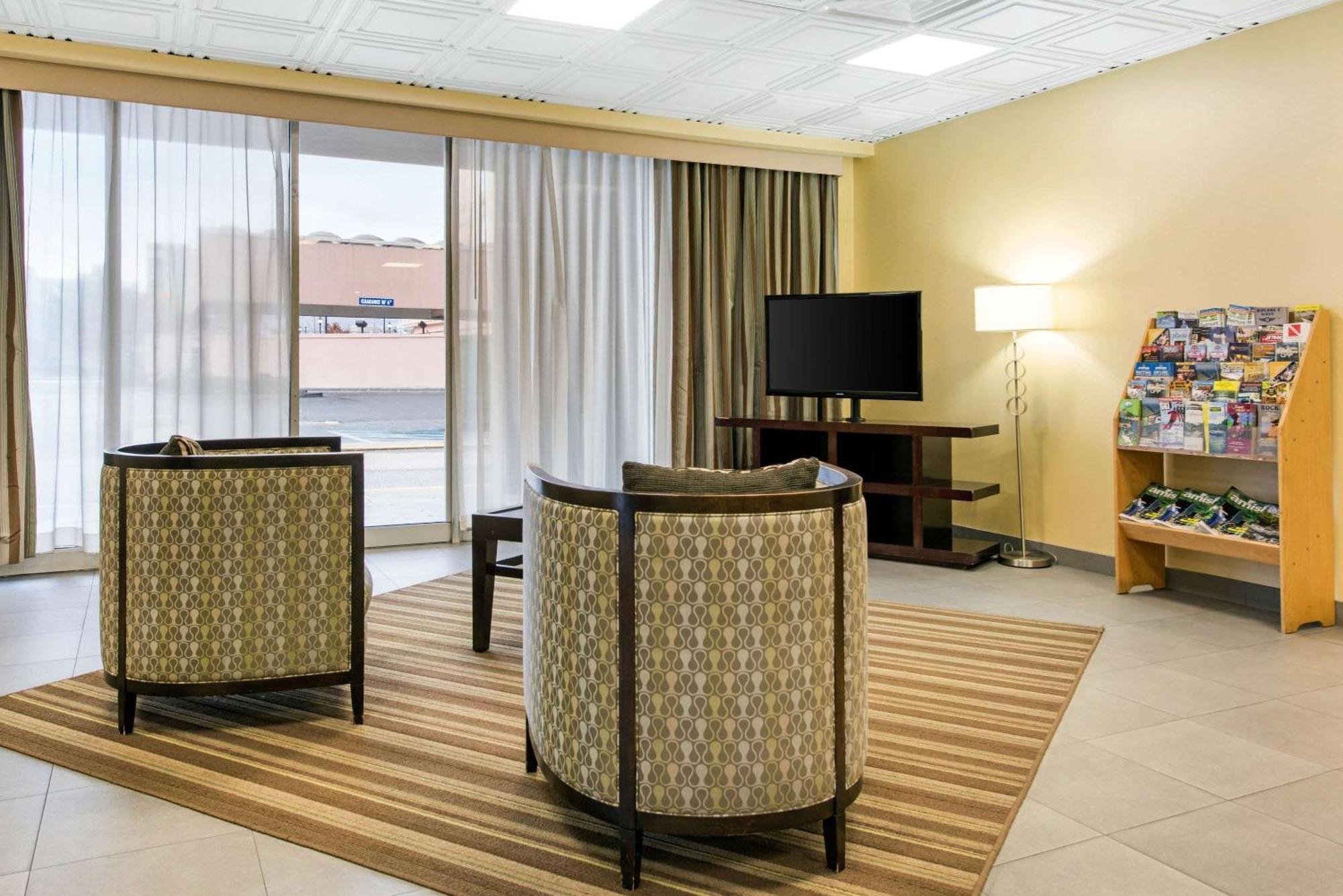 Quality Inn & Suites Charleston - Civic Center Exterior foto
